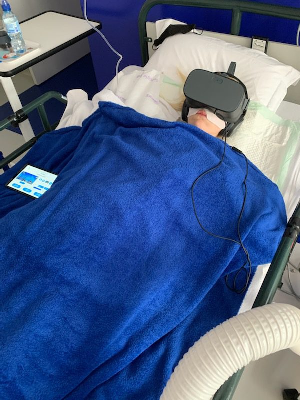 Utilisation d'un casque de réalité virtuelle après une augmentation mammaire pour améliorer le confort du patient - chirurgie esthétique
