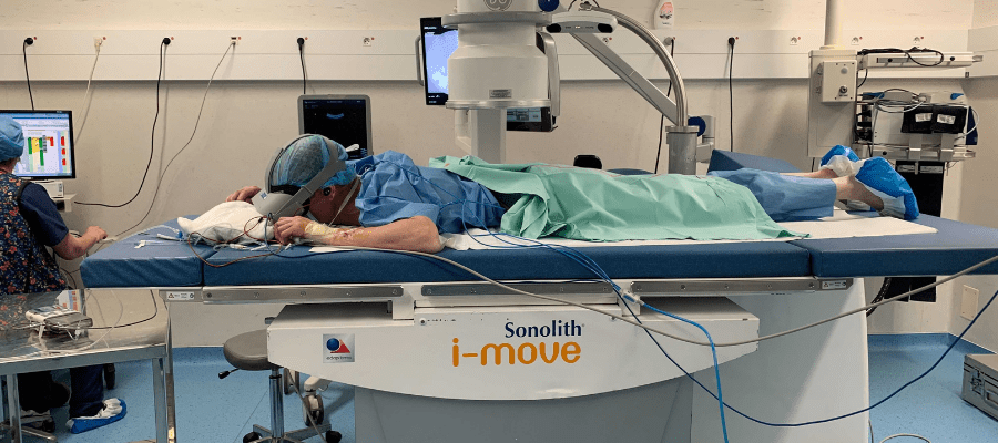 Use of virtual reality during lithotripsy to reduce rest time after an operation