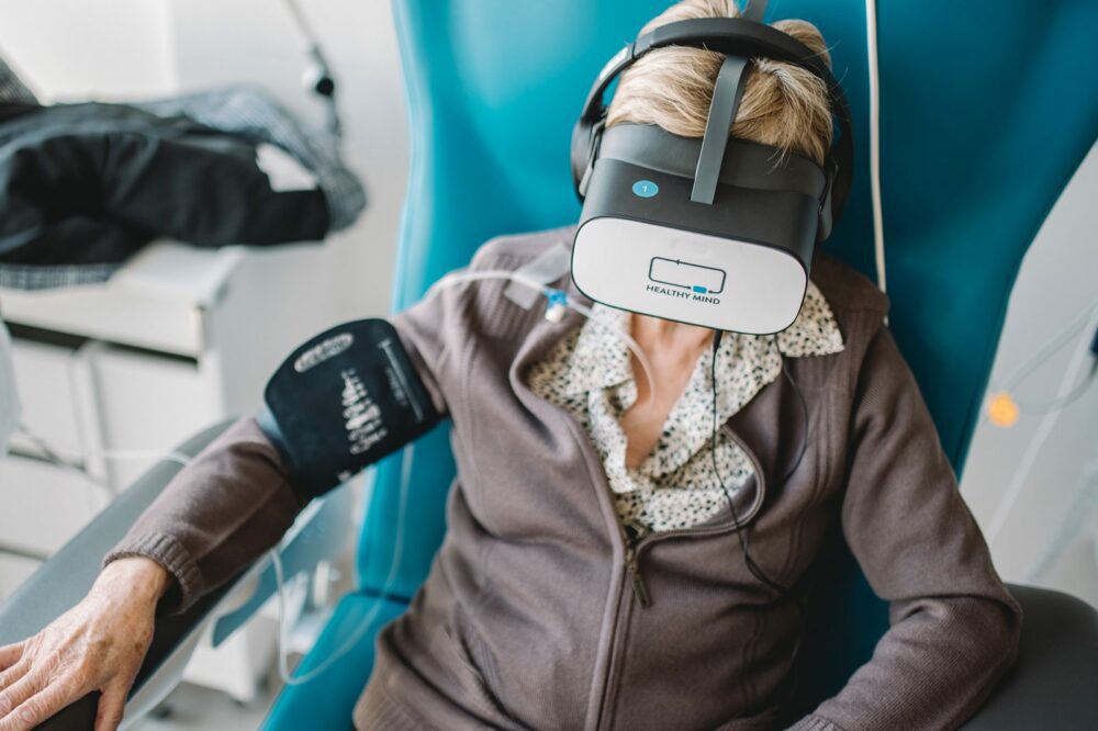 Virtual reality has many benefits for older people.