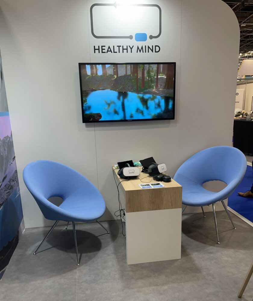 Mise en place du stand Healthy Mind pour réaliser les démonstrations du dispositif de réalité virtuelle thérapeutique au cours du salon SantExpo 2022.