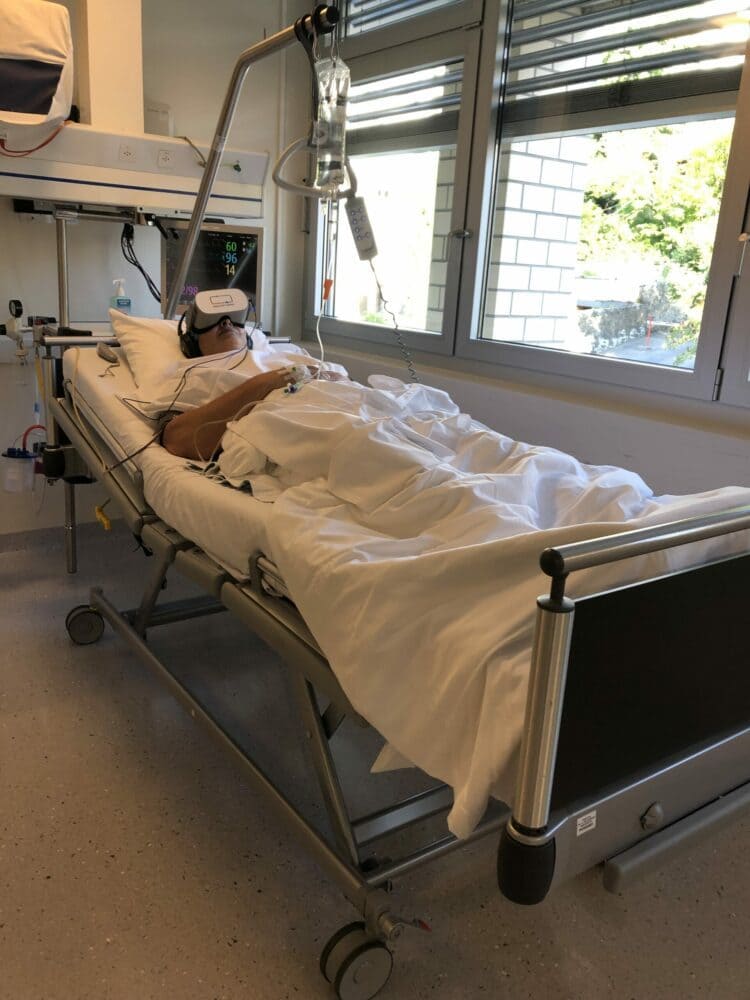 Therapeutischer Virtual-Reality-Helm vor einer Operation gegen Schmerzen und Ängste