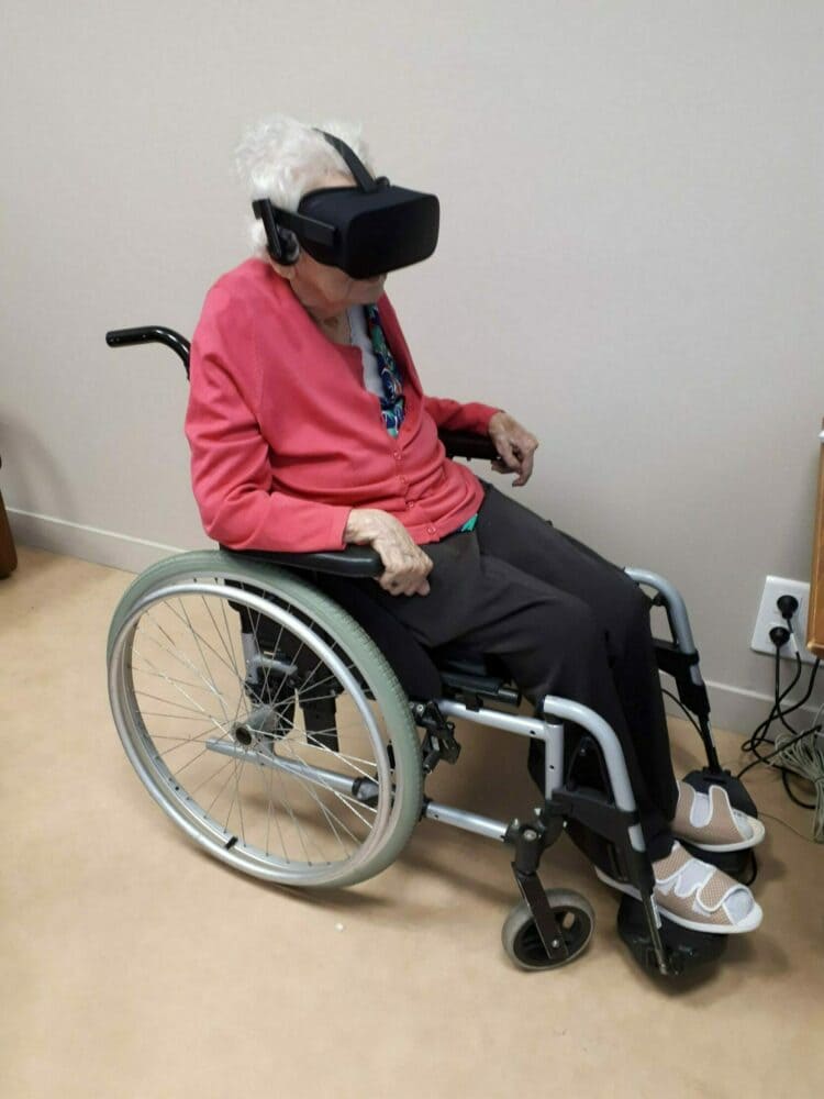 Verwendung eines Virtual-Reality-Headsets in einem Altenheim, um sie auf Reisen zu schicken