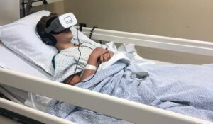 Les immersions avec des lunettes de réalité virtuelle permettent aux jeunes patients d'être plus détendu dans le milieu médical.
