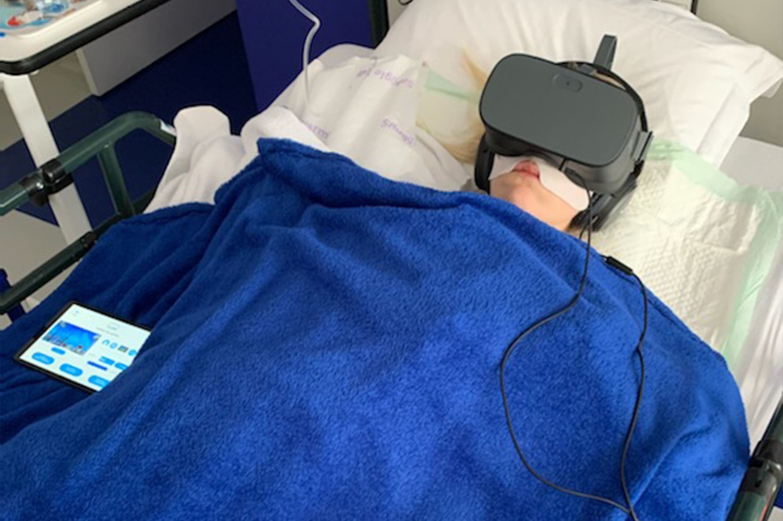 Virtual reality is a therapeutic alternative to pharmacological treatments for relieving stress and pain in cosmetic surgery patients.