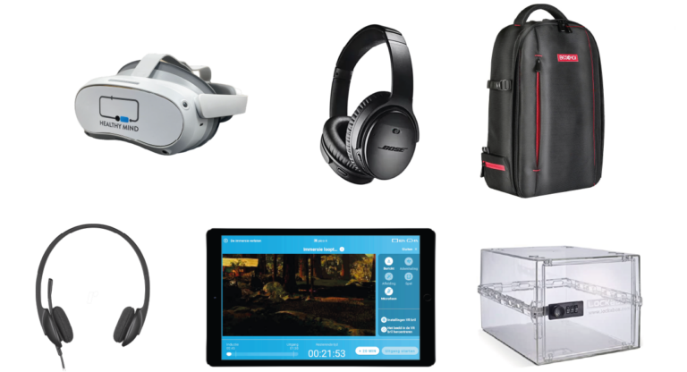 Presentatie van onze verpakking, die een virtual reality-headset, een Bose-koptelefoon, eventueel een microfoon, een tablet en een draagtas bevat.