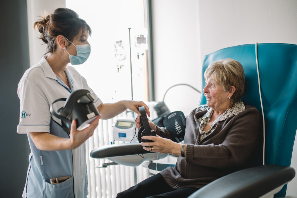 La réalité virtuelle thérapeutique offre une solution non-pharmacologique pour apaiser la douleur et le stress dans le service de cardiologie.