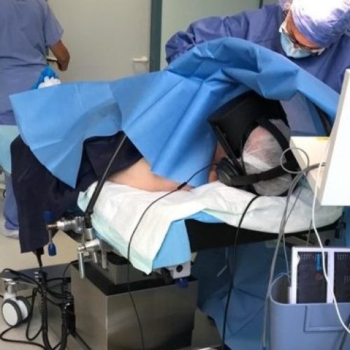 Utilisation d'un casque de réalité virtuelle lors d'une opération chirurgicale